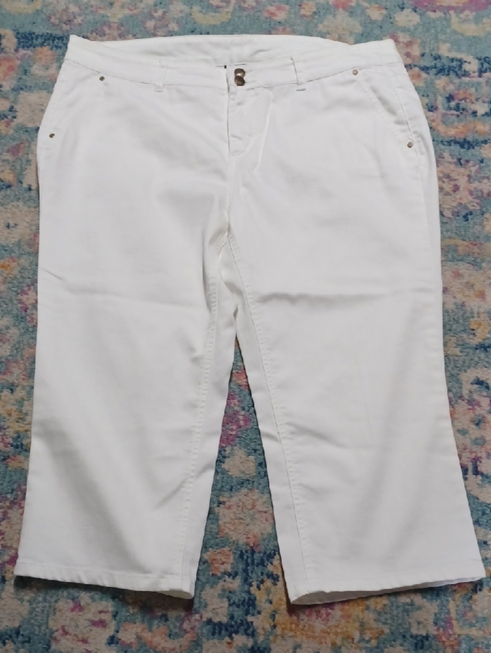 Style & CO. Woman White Denim Capris Sz.14W. Slimming Ab Panel. Brass Trim. EUC!